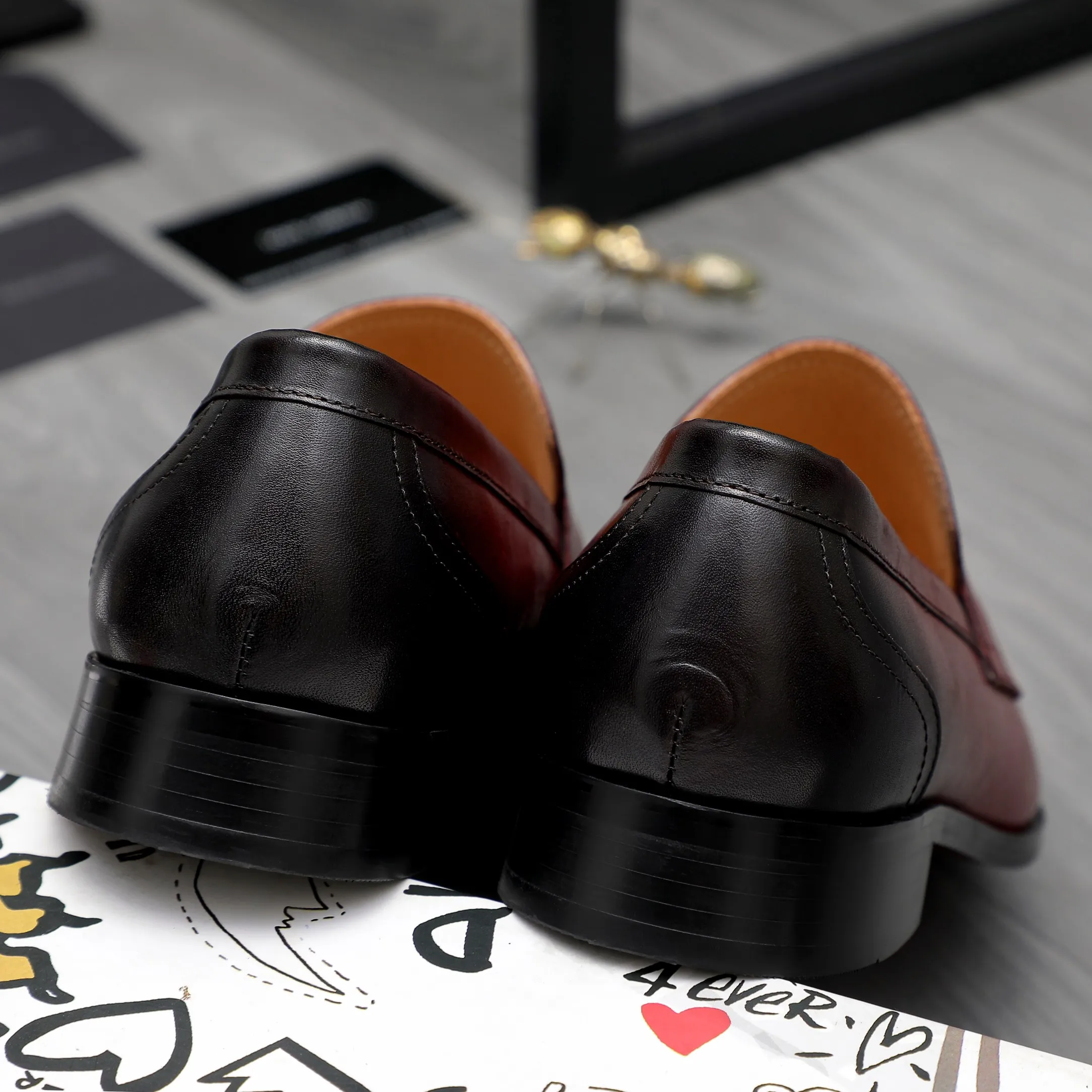 Men's shoes 💰500 Product trademark: DG (Dolce & Gabbana) business casual leather shoes Regular size: 38-45 (45 is custom-made and non-returnable) Product materials: Selected high-quality color-brushed cowhide upper, cowhide lining, original outsole